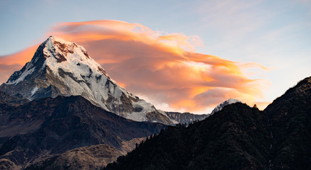 Fototapeta na wymiar Annapurna Sur, detalle de pico al atardecer. belleza y naturaleza. Paisajes increíbles. Rojo intenso atardecer