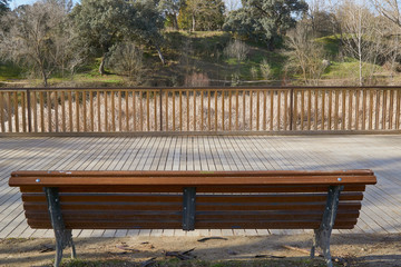 Banco de madera en un mirador