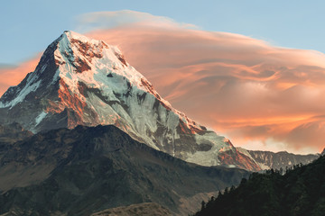 Annapurna Sur, detalle de pico al atardecer. belleza y naturaleza. Paisajes increíbles. Rojo...