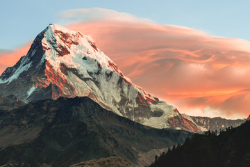 Annapurna Sur, detalle de pico al atardecer. belleza y naturaleza. Paisajes increíbles. Rojo intenso atardecer