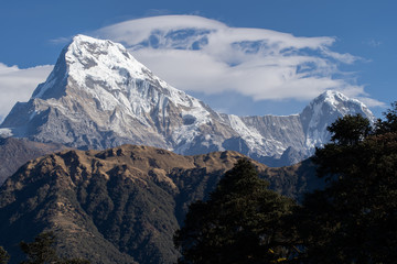 Annapurna Sur, detalle de pico al atardecer. belleza y naturaleza. Paisajes increíbles. Azules atardecer
