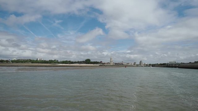 Vid&eacute;o du Port de La Rochelle en Charente-Maritime. Du Vieux port aux Quartier les Minimes en bus de mer &eacute;lectro-solaire