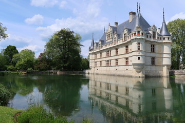 Fototapeta na wymiar Châteaux de la Loire, château d'Azay-le-Rideau et son reflet dans l'eau du lac (France)