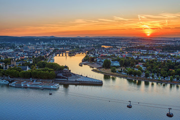 Das Deutsche Eck, Koblenz, bei Sonnenuntergang