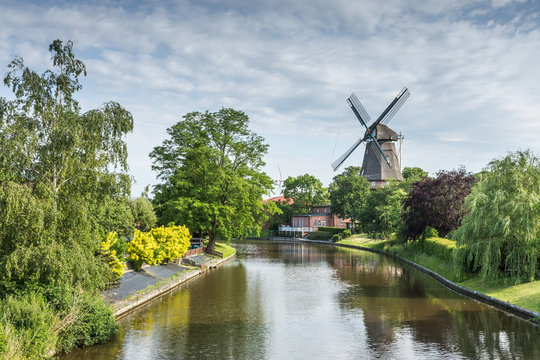 Windm&uuml;hle in Hinte bei Emden an der Nieders&auml;chsischen M&uuml;hlenstra&szlig;e, dreist&ouml;ckiger Galerieholl&auml;nder, Ostfriesland, Deutschland