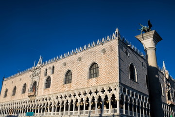Fototapeta na wymiar palazzo ducale mit geflügelter löwe in venedig, italien