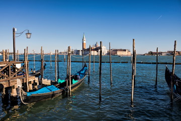 gondeln am ufer der piazzetta di san marco in venedig mit blick auf san giorgio maggiore, italien © ArTo