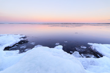 Obraz premium Lake scenery at dusk winter in Finland