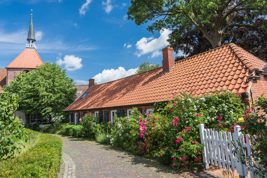 Das Rundwarfendorf Rysum in Ostfriesland, Niedersachsen, Deutschland