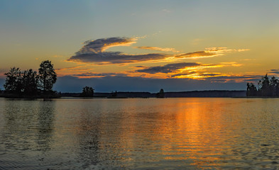 Naklejka premium Colorful sunset on lake Vuoksa in the Leningrad region