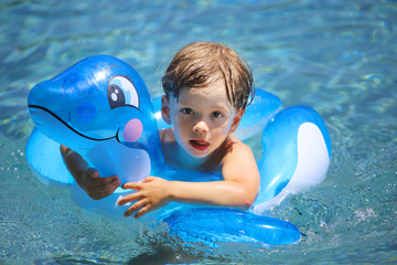 Ein Junge planscht in einem Swimmingpool © Anke Thomass