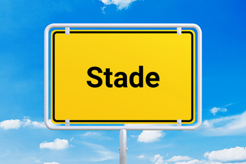 Stadt Stade. Gelbes Schild, Ortsschild, Ortseingangsschild. Himmel mit Wolken.