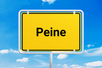 Stadt Peine. Gelbes Schild, Ortsschild, Ortseingangsschild. Himmel mit Wolken.