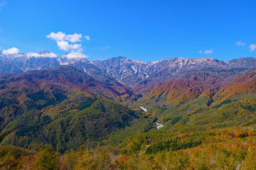 Fototapeta premium 中部山岳国立公園。白馬マウンテンハーバーより北アルプス、白馬三山を望む。長野 日本。１０月下旬。