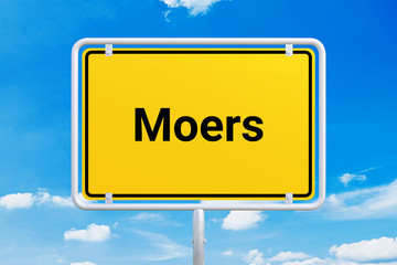 Stadt Moers. Gelbes Schild, Ortsschild, Ortseingangsschild. Himmel mit Wolken. © MQ-Illustrations