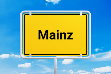 Stadt Mainz. Gelbes Schild, Ortsschild, Ortseingangsschild. Himmel mit Wolken.
