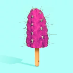 Eine alternative Ansicht des üblichen Essens. Eis als Kaktus auf blauem Hintergrund. Negativer Platz zum Einfügen Ihres Textes. Modernes Design. Zeitgenössische Kunst. Kreative konzeptionelle und farbenfrohe Collage. © master1305