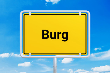Stadt Burg. Gelbes Schild, Ortsschild, Ortseingangsschild. Himmel mit Wolken.