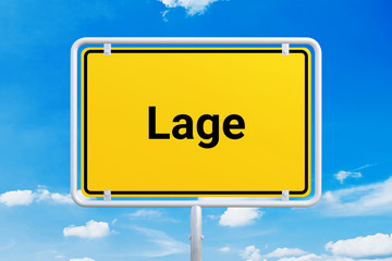 Stadt Lage. Gelbes Schild, Ortsschild, Ortseingangsschild. Himmel mit Wolken.