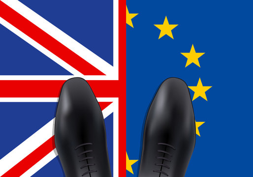 Concept du Brexit entre l’union européenne et le royaume Uni avec une paire de chaussure vue du dessus, à cheval entre le drapeau britannique et celui de l’Europe.
