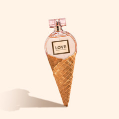 Geruch von Essen. Liebe. Ein alternatives Eis mit dem Duft auf korallenrotem Hintergrund. Negativer Platz zum Einfügen Ihres Textes. Modernes Design. Zeitgenössische Kunst. Kreative konzeptionelle und farbenfrohe Collage. © master1305