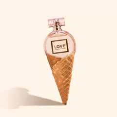 Geruch von Essen. Liebe. Ein alternatives Eis mit dem Duft auf korallenrotem Hintergrund. Negativer Platz zum Einfügen Ihres Textes. Modernes Design. Zeitgenössische Kunst. Kreative konzeptionelle und farbenfrohe Collage. © master1305
