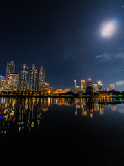 Fototapeta premium Wspaniały widok na Benjakitti Park Bangkok, Tajlandia.