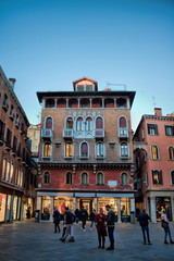 campo san luca im abendlicht in venedig, italien