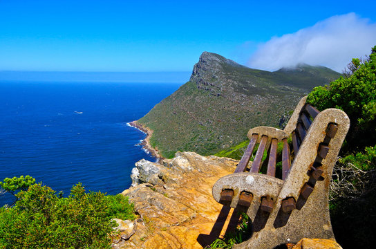 Parkbank mit Panoramablick über Smitswinkel Bay Bucht auf Kap-Halbinsel in Südafrika