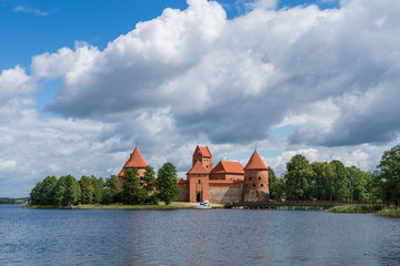 Naklejka na ściany i meble Wolken über der Burg Trakai in Litauen