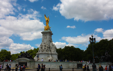 buckingham palace and its large green gardens, summer tourism