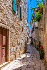 Schmale Gasse in der Altstadt von Stari Grad auf der Lavendelinsel Hvar in Kroatien