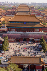 Blick auf das Nordtor der  verbotenen Stadt vom Jingshan Park am Abend