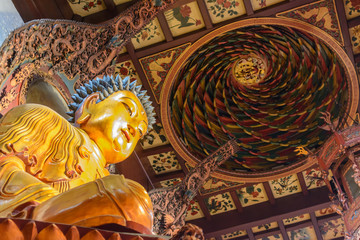 Goldener Buddha im Jadebuddha Tempel Shanghai, Ausschnitt Blick nach oben