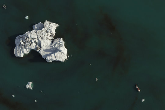 A bout tour starts near the edge of an iceberg in the glacier lagoon of J&ouml;kuls&aacute;rl&oacute;n, Iceland