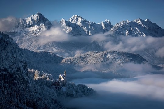 Neuschwanstein Castle with snowy mountains, Allg‰u Alps, Fussen, Allg‰u, Bavaria, Germany, Europe