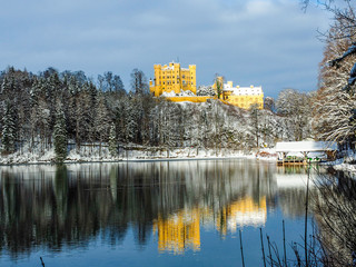 Fototapeta na wymiar Schloss Hohenschwangau von der Sonne angestrahlt