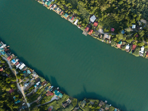 Floating restaurants and guesthouses located on the river bank
