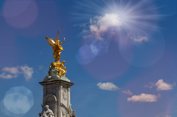london queen victoria memorial at buckingham palace