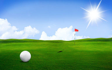 Obraz premium Golf ball in a course with striking colours and Sun Light