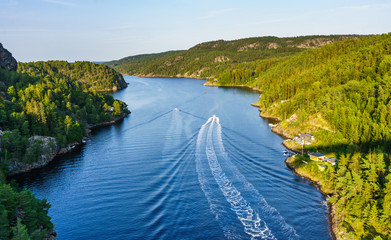 Widok na fjord z góry, statki  - obrazy, fototapety, plakaty
