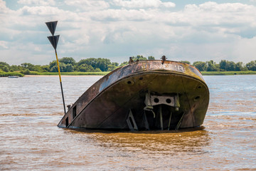 Schiffswarck an der Elbe bei Blankenese