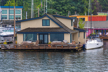 Fototapeta na wymiar Floating House in Lake Union on Cloudy Day