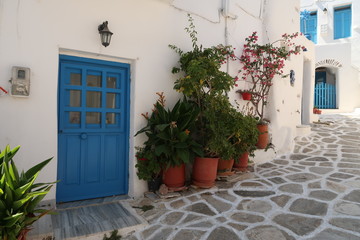 Weisse Fassaden in Griechenland Kykladen - Straßenszene