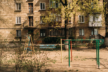 Fototapeta na wymiar Stary plac zabaw, przygnębiający plac zabaw, sowiecki plac zabaw