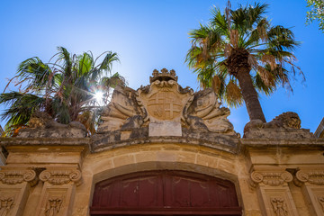 Obraz premium Fortified Gate and Palm Tree in Mdina. Exposure done in the beautiful medieval town of Mdina, Malta.