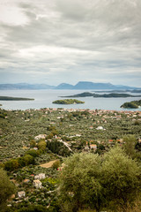Blick von Lefkada auf Nydri und die Inseln Sparti Lefkados, Skorpios und Madouri - 280645057