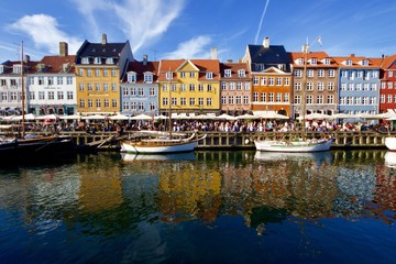 Fototapeta na wymiar Colorful traditional houses of nyhavn reflected into the water canal in copenhagen denmark