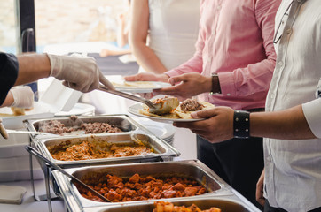 Hombres sirviendo comiendo tacos