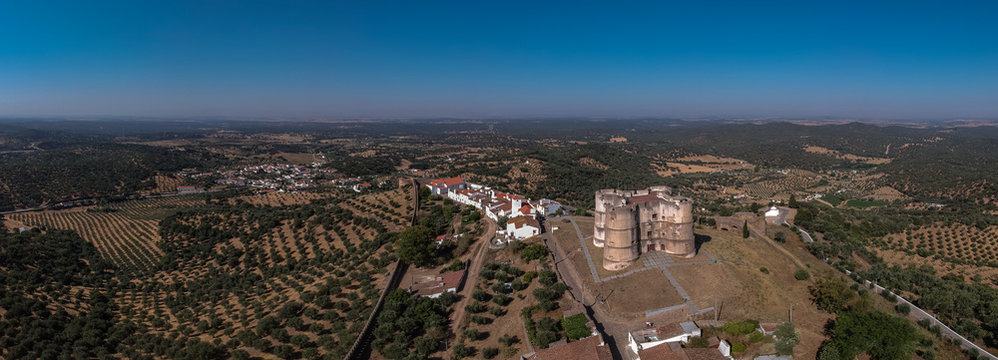 Evoramonte (Portugal) - Vue a&eacute;rienne du village fortitfi&eacute;